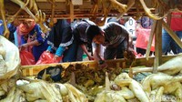 Foto: Biaya untuk pembuatan sebuah ancak bisa mencapai 55 juta rupiah dan diperlukan waktu pembuatan selama 4 hari (Rinto Heksantoro/detikTravel)