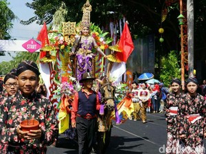 Warna-warni Budaya Nusantara di Karnaval Kebangsaan Bikin Takjub