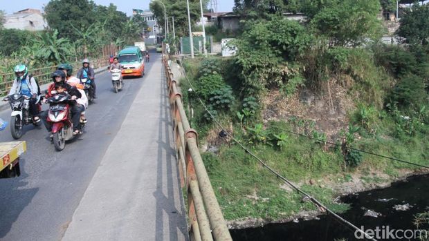 Musim Kemarau, Air Sungai Citarum Hitam Pekat dan Bau Busuk 