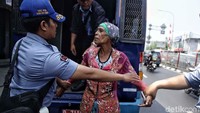 Penyandang Masalah Kesejahteraan Sosial (PMKS) yang terjaring langsung dibawa petugas.