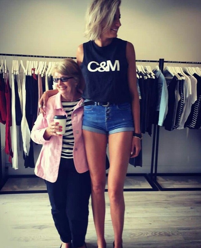 Caroline meminta Guinnes of World Records untuk menghitung ulang kembali tinggi Svetlana. Caroline merasa tubuhnya dikuasai oleh kakinya yang sangat jenjang. (Foto: Instagram)