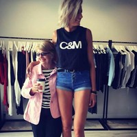 Caroline meminta Guinnes of World Records untuk menghitung ulang kembali tinggi Svetlana. Caroline merasa tubuhnya dikuasai oleh kakinya yang sangat jenjang. (Foto: Instagram)