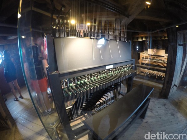 Bagian dalam kubah menara jadi tempat menyimpan barang-barang kebutuhan gereja. Organ, patung-patung malaikat yang rusak, juga lonceng yang tidak terpakai tersimpan di tiap ruangan yang ada di dalam kubah, seperti museum saja. (Uyung/detikTravel) Bagian dalam kubah menara jadi tempat menyimpan barang-barang kebutuhan gereja. Organ, patung-patung malaikat yang rusak, juga lonceng yang tidak terpakai tersimpan di tiap ruangan yang ada di dalam kubah, seperti museum saja. (Uyung/detikTravel)