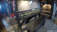 Bagian dalam kubah menara jadi tempat menyimpan barang-barang kebutuhan gereja. Organ, patung-patung malaikat yang rusak, juga lonceng yang tidak terpakai tersimpan di tiap ruangan yang ada di dalam kubah, seperti museum saja. (Uyung/detikTravel)