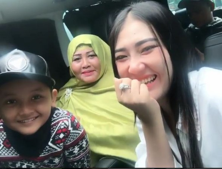 Foto-foto Kekompakan Via Vallen dan Adik Bungsunya