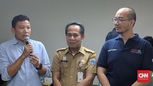 Penasehat PGO Indra Uno (kiri), Kadis UMKM Irwandi (tengah), dan Ketua Umum PGO Faransyah Jaya (kanan) saat meresmikan kantor resmi OK OCE di Mal Pelayanan Publik DKI Jakarta, Senin (13/8).