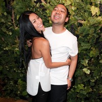 Selain Prabowo dan Titik Soeharto, penyanyi Anggun juga penonton setia fashion show Didit, Didit Hediprasetyo berpose mesra bersama penyanyi Anggun usai peragaan busana karyanya di Paris Fashion Week Haute Couture Spring/Summer 2014. Foto: Getty Images