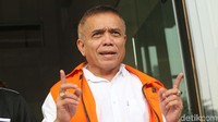 Gubernur Aceh Irwandi Yusuf menuju mobil tahanan usai menjalani pemeriksaan di gedung KPK, Jakarta, Senin (13/8/2018).