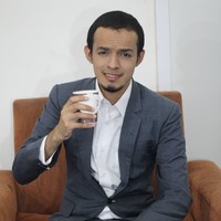 Seorang dokter bernama Gamal Bin Said tak hanya memiliki wajah tampan, tapi juga program kemanusiaan. Pria berusia 28 tahun ini sudah menjadi motivator muda dan mendapat banyak penghargaan. Foto: Dok. Instagram