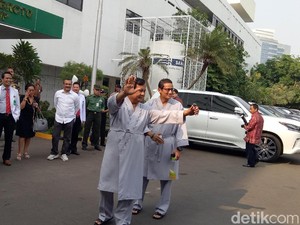 Siap Tes Kesehatan, Prabowo-Sandi Pakai Baju Pasien