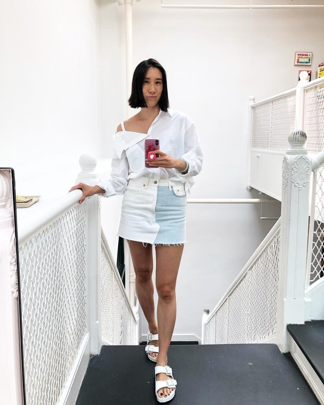 Baby giraffe pose, atau bergaya dengan pose seperti kaki bayi jerapah, jadi tren terbaru di Instagram. Cara melakukan pose ini dengan mencondongkan satu kaki ke depan, dan kaki satunya di belakang, dengan sedikit menyilang. Istilah baby giraffe pose dipopulerkan oleh selebgram Eva Chen. Siapa saja selebriti Indonesia yang pernah bergaya dengan pose ini? Foto: Instagram