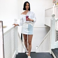 Baby giraffe pose, atau bergaya dengan pose seperti kaki bayi jerapah, jadi tren terbaru di Instagram. Cara melakukan pose ini dengan mencondongkan satu kaki ke depan, dan kaki satunya di belakang, dengan sedikit menyilang. Istilah baby giraffe pose dipopulerkan oleh selebgram Eva Chen. Siapa saja selebriti Indonesia yang pernah bergaya dengan pose ini? Foto: Instagram