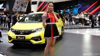 Dibooth Honda pun seorang SPG terus menyapa dengan senyuman manisnya.