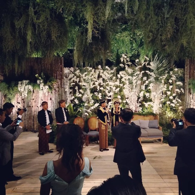 Saat resepsi pernikahannya, Aryo yang juga dikenal sebagai pemimpin organisasi TIDAR itu sempat mengungkapkan kebahagiannya menikah dengan Sachi. Dia pun menjelaskan soal dekorasi pesta pernikahannya yang terinspirasi dari hutan bambu Arashiyama di Jepang. Menurutnya hal itu karena istrinya keturunan Jepang - Sunda. Foto: Instagram