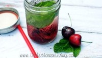 Eits, jangan anggap remeh infused water buah cerry. Buah yang satu ini punya manfaat yang luar biasa. Infused water buah ceri bisa cegah kanker dan radang sendi, lho. Foto: Little House Living
