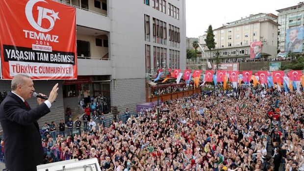 Turkish President Tayyip Erdogan addresses his supporters in Rize, Turkey August 11, 2018. Cem Oksuz/Presidential Palace/Handout via REUTERS ATTENTION EDITORS - THIS PICTURE WAS PROVIDED BY A THIRD PARTY. NO RESALES. NO ARCHIVE.