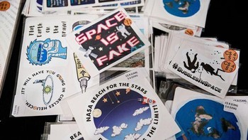 Berbagai macam pernak pernik dijual di arena konferensi termasuk stiker dengan slogan Bumi adalah datar. Foto: Edmonton Journal