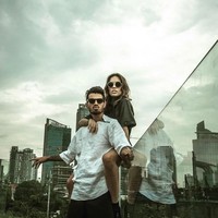 Stefano juga modis seperti istrinya Carmen Rowena. Begini ketika keduanya berpose fierce dalam gaya kekinian. (Foto: Instagram/stefanolilipaly)