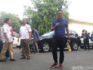 Bawa Infused Water, Sandiaga Susul Prabowo Tiba di RSPAD
