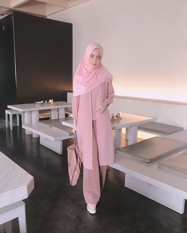 Meski belum tampil syari, Sindy terlihat sangat nyaman memakai hijab panjang yang menutupi dada. Ia pun senang memakai warna-warna lembut seperti peach. Foto: Instagram./Sindyhv
