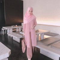 Meski belum tampil syari, Sindy terlihat sangat nyaman memakai hijab panjang yang menutupi dada. Ia pun senang memakai warna-warna lembut seperti peach. Foto: Instagram./Sindyhv