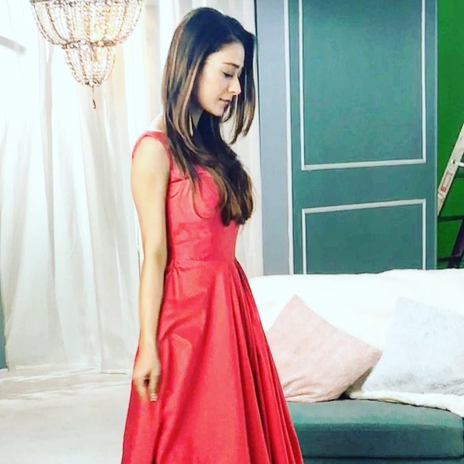 Memiliki satu juta lebih pengikut di Instagram, Sara kerap kali memposting berbagai aktivitasnya termasuk gaya busana yang dikenakannya. Foto: Instagram @ssarakhan