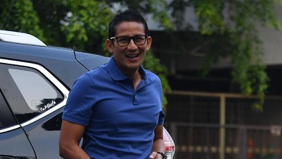 Tetap Membiru, Gaya Sandiaga Bawa Infused Water Saat Tes Kesehatan
