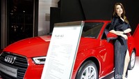 Di booth Audi dengan mobil warna merah menyala ada juga SPG cantik yang ramah lho.