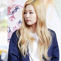 Rambut Seulgi Red Velvet sangat tampak perbedaannya ketika ditata bergelombang dengan efek shiny, dan saat sebelum bersiap-siap untuk sebuah acara. Foto: Dok. Koreaboo