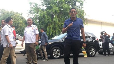Momen-momen Infused Water Temani Aktivitas Sandiaga Uno