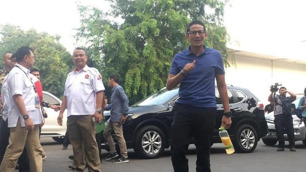 Momen-momen Infused Water Temani Aktivitas Sandiaga Uno