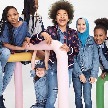 Model cilik berhijab di iklan terbaru GAP.