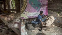 Proses membatik dengan media kayu tentu akan membutuhkan keterampilan tersendiri, berbeda dengan  membatik di atas kain. Karena polanya dibuat secara manual, bukan dicetak, maka membatik dengan media kayu membutuhkan tingkat ketelitian yang tinggi. Motif batik kayu yang dibuat oleh warga Krebet adalah seperti motif parangrusak, parangbarong,  kawung, garuda, sidorahayu, sidomukti, dan motif lainnya.