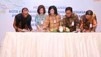 Direktur Komersial ASDP M Yusuf Hadi (Kiri) dan Direktur Hubungan Kelembagaan BNI Adi Sulistyowati (Tengah) menandatangani MoU dan PKS dalam rangka kerjasama sistem pembayaran tiket kapal Ferry di Jakarta, Senin (13 Agustus 2018). BNI memberikan kemudahan bagi mobilisasi masyarakat dengan menyediakan sistem pembayaran non tunai (cashless). Bagi penumpang yang datang langsung ke pelabuhan, tiket dapat dibeli dengan BNI TapCash. Sedangkan, untuk pembelian tiket secara online, dapat dibayar melalui e-Channel BNI.