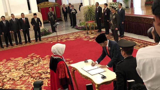  Enny dan Jokowi kemudian menandatangani berkas acara pengucapan sumpah