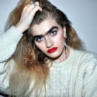 Alis tebal memang sempat jadi tren di dunia kecantikan. Namun tidak setebal milik Sophia Hadjipanteli. Meski punya tampilan yang berbeda dan melawan tren, wanita tersebut cukup laris sebagai model dan banyak pengikut di Instagram. Foto: Instagram