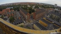 Dari puncak menara gereja, lanskap Kota Kopenhagen bisa dilihat dengan jelas ke segala arah. Menuju ke puncak, tangga memang memutar sebanyak 4 kali melawan arah jarum jam. (Uyung/detikTravel)