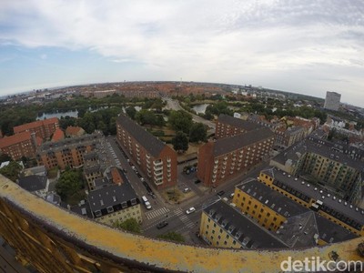 Menikmati Ibu Kota Denmark dari Puncak Menara Gereja Menikmati Ibu Kota Denmark dari Puncak Menara Gereja