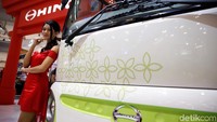 Di booth kendaraan besar atau komersil seperti Hino juga ada wanita cantiknya lho.