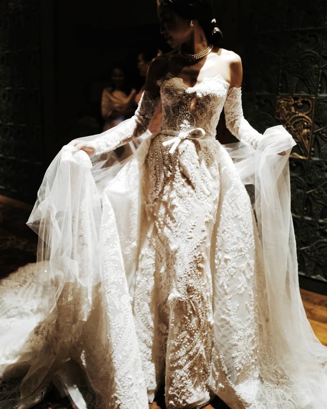 Gaun pada resepsi malam Sachi tak kalah indah dan mewah. Kali ini dengan siluet ballgown yang dihiasi embroidery cantik di atasnya. Foto: Dok. Adrian Gan