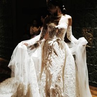 Gaun pada resepsi malam Sachi tak kalah indah dan mewah. Kali ini dengan siluet ballgown yang dihiasi embroidery cantik di atasnya. Foto: Dok. Adrian Gan