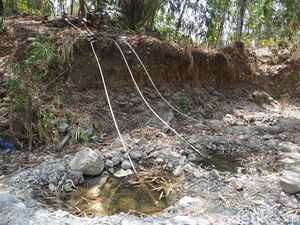 Sumur Mengering, Warga Semarang Pasang Pompa di Kubangan Sungai