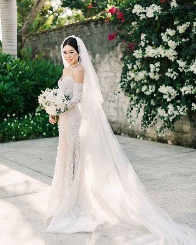 Cantiknya Sachi Sophia yang kini sudah resmi menjadi menantu dari salah satu orang terkaya Indonesia, Hashim Djojohadikusumo, yang merupakan ayah Aryo. Saat upacara pernikahannya dengan Aryo, wanita keturunan Jepang - Sunda ini tampak anggun bergaun putih. Gaun dengan veil menyapu lantai yang dipakainya merupakan karya desainer Adrian Gan. Foto: Instagram erikajennings