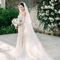 Cantiknya Sachi Sophia yang kini sudah resmi menjadi menantu dari salah satu orang terkaya Indonesia, Hashim Djojohadikusumo, yang merupakan ayah Aryo. Saat upacara pernikahannya dengan Aryo, wanita keturunan Jepang - Sunda ini tampak anggun bergaun putih. Gaun dengan veil menyapu lantai yang dipakainya merupakan karya desainer Adrian Gan. Foto: Instagram erikajennings