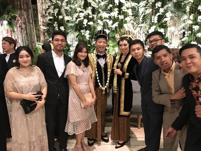Sedangkan pada resepsi malam hari Aryo dan Sachi menjadi pengantin Solo. Aryo yang beberapa waktu lalu pernah digosipkan memiliki video porno tampak memakai beskap hitam emas senada dengan kebaya sang istri. Foto: Instagram tidar