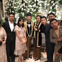 Sedangkan pada resepsi malam hari Aryo dan Sachi menjadi pengantin Solo. Aryo yang beberapa waktu lalu pernah digosipkan memiliki video porno tampak memakai beskap hitam emas senada dengan kebaya sang istri. Foto: Instagram tidar