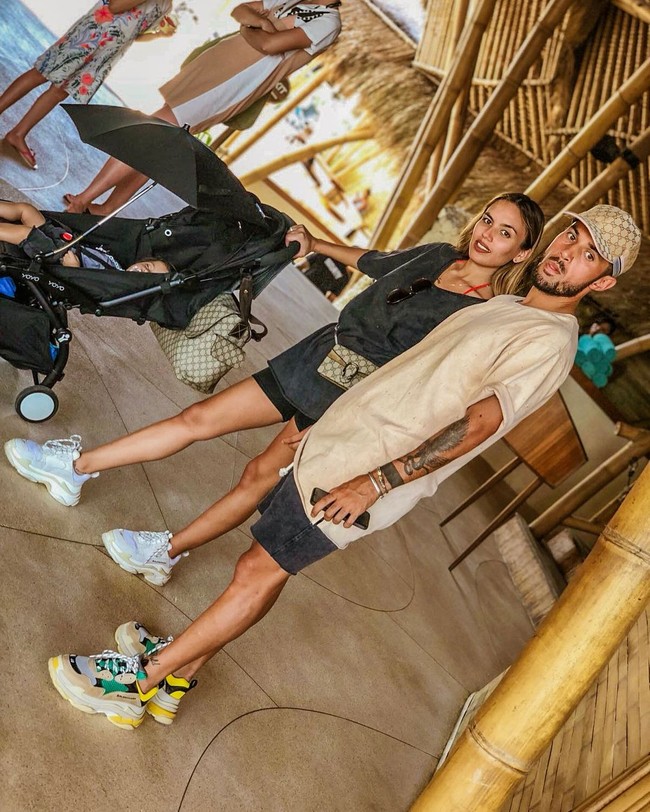 Salah satu momen fashionable dari sejoli ini. Tampak Stefano memakai topi Gucci dan ugly sneakers Balenciaga yang sedang menjadi tren terpanas saat ini. Sementara sang istri tampil kekinian dengan sling bag Gucci dan sneakers putih. (Foto: Instagram/stefanolilipaly)