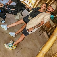 Salah satu momen fashionable dari sejoli ini. Tampak Stefano memakai topi Gucci dan ugly sneakers Balenciaga yang sedang menjadi tren terpanas saat ini. Sementara sang istri tampil kekinian dengan sling bag Gucci dan sneakers putih. (Foto: Instagram/stefanolilipaly)