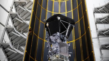 Penampakan Parker Solar Proba ketika dimasukkan ke dalam badan roket yang akan membawanya. Mesin penjelajah ini diklaim menjadi objek tercepat yang pernah diciptakan oleh manusia, mampu tembus 700.000 kilometer per jam. Sebagai perbandingan, pesawat Lockheed SR-71 Blackbird sebagai pemegang rekor dunia untuk kecepatan tertinggi di udara, hanya mampu menyentuh 3.529 kilometer per jam. Foto: NASA