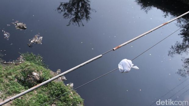 Musim Kemarau, Air Sungai Citarum Hitam Pekat dan Bau Busuk 
